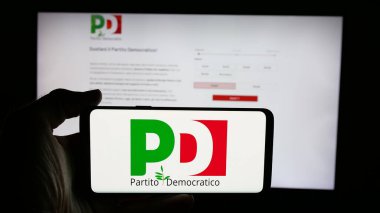 Stuttgart, Almanya - 07-17-2025: İtalyan partisi Partisinin logosunun bulunduğu cep telefonu web sayfası önünde ekranda. Telefon ekranına odaklan.