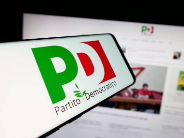 Stuttgart, Almanya - 07-17-2025: İnternet sitesinin önünde ekranda İtalyan partisi Partito Democratico 'nun (PD) logosuna sahip akıllı telefon. Telefon ekranının merkezine odaklan.