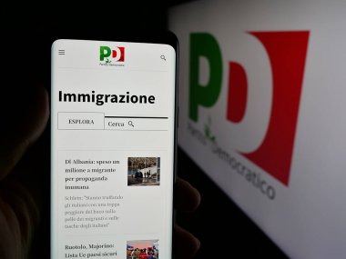 Stuttgart, Almanya - 07-17-2025: İtalyan partisi Partisinin (PD) internet sayfası olan cep telefonu logonun önünde ekranda. Telefon ekranının merkezine odaklan.