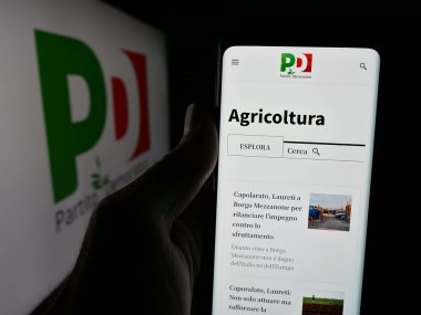 Stuttgart, Almanya - 07-17-2025: İtalyan partisi Partili Partito Democratico 'nun (PD) web sayfası olan akıllı telefonu logonun önünde tutan kişi. Telefon ekranının merkezine odaklan.