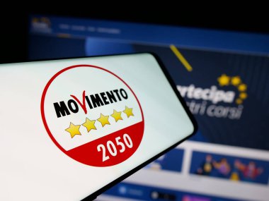 Stuttgart, Almanya - 07-17-2025: İnternet sitesinin önünde ekranda İtalyan partisi Movimento 5 Stelle (M5S) logosu bulunan akıllı telefon. Telefon ekranının merkez soluna odaklan.
