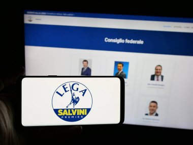 Stuttgart, Almanya - 07-17-2025: İnternet sitesi önünde üzerinde İtalyan partisi Lega per Salvini Premier (LSP) logosu bulunan kişi. Telefon ekranına odaklan.