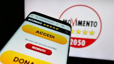 Stuttgart, Almanya - 07-17-2025: İtalyan partisi Movimento 5 Stelle 'nin (M5S) web sitesinin bulunduğu cep telefonu logonun önünde ekranda. Telefon ekranının sol üst kısmına odaklan.