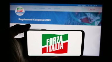 Stuttgart, Almanya - 07-17-2025: İtalyan siyasi partisi Forza Italia 'nın (FI) logosunun bulunduğu cep telefonu web sayfası önünde ekranda. Telefon ekranına odaklan.