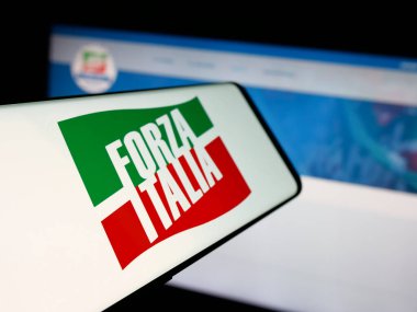 Stuttgart, Almanya - 07-17-2025: İnternet sitesinin önünde İtalyan siyasi partisi Forza Italia 'nın (FI) logosuna sahip akıllı telefon. Telefon ekranının soluna odaklan.