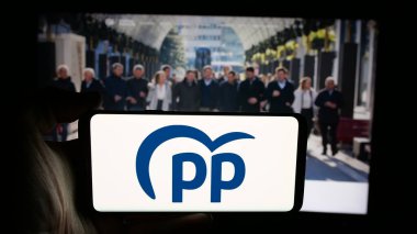 Stuttgart, Almanya - 07-17-2025: İspanyol siyasi partisi Partido Popular 'ın (PP) logosunun bulunduğu cep telefonu web sayfası önünde ekranda. Telefon ekranına odaklan.