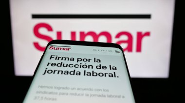 Stuttgart, Almanya - 07-18-2025: İspanyol siyasi partisi Movimiento Sumar 'ın web sitesi logonun önünde ekranda. Telefon ekranının sol üst kısmına odaklan.