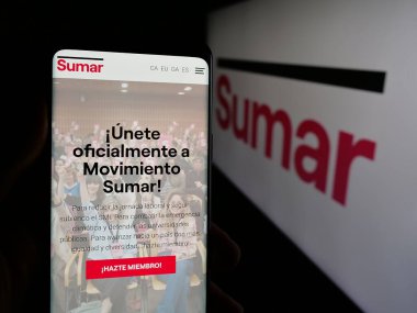Stuttgart, Almanya - 07-18-2025: İspanyol siyasi partisi Movimiento Sumar 'ın web sayfası olan cep telefonu logonun önünde ekranda. Telefon ekranının merkezine odaklan.
