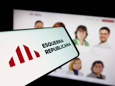 Stuttgart, Almanya - 07-18-2025: Web sitesi önünde ekranda parti Esquerra Republicana de Catalunya (ERC) logosu bulunan akıllı telefon. Telefon ekranının merkez soluna odaklan.