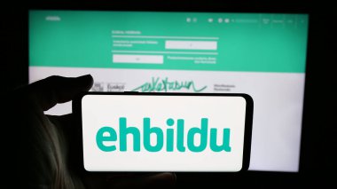 Stuttgart, Almanya - 07-18-2025: İspanyol partisi Euskal Herria Bildu 'nun logosunun bulunduğu cep telefonu web sayfası önünde ekranda. Telefon ekranına odaklan.