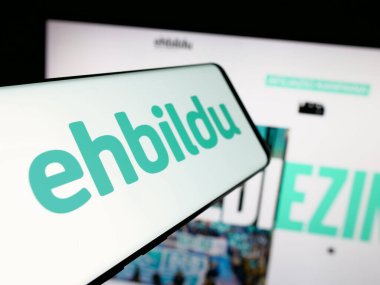 Stuttgart, Almanya - 07-18-2025: İnternet sitesi önünde Euskal Herria Bildu (EH Bildu) logosuna sahip akıllı telefon. Telefon ekranının merkez soluna odaklan.