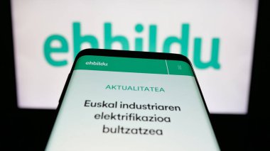 Stuttgart, Almanya - 07-18-2025: İspanyol partisi Euskal Herria Bildu 'nun (EHBildu) web sitesinin bulunduğu cep telefonu logonun önünde ekranda. Telefon ekranının sol üst kısmına odaklan.
