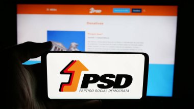Stuttgart, Almanya - 07-18-2025: Siyasi Parti Sosyal Demokrat (PSD) logosu olan cep telefonu web sayfası önünde ekranda. Telefon ekranına odaklan.