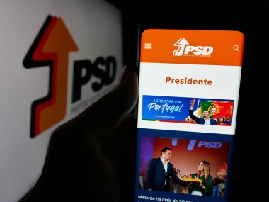 Stuttgart, Almanya - 07-18-2025: Siyasi Parti Sosyal Demokrat (PSD) web sitesinin logosu önünde akıllı telefon tutan kişi. Telefon ekranının merkezine odaklan.