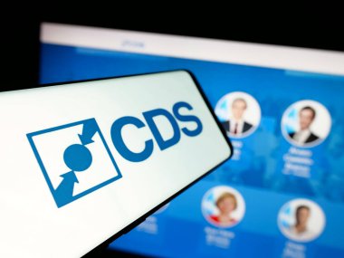 Stuttgart, Almanya - 07-18-2025: Smartphone with party Centro Democratico e Social (CDS-PP) on the screen on website. Telefon ekranının merkez soluna odaklan.