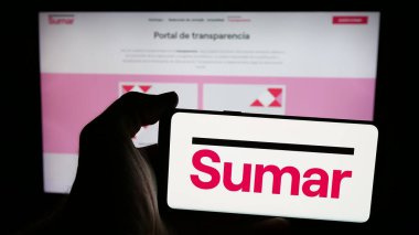 Stuttgart, Almanya - 07-18-2025: İspanyol siyasi partisi Movimiento Sumar 'ın logosuna sahip cep telefonu web sitesinin önünde ekranda. Telefon ekranına odaklan.