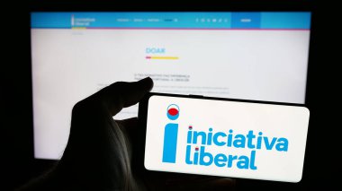 Stuttgart, Almanya - 07-18-2025: Portekizli parti Iniciativa Liberal (IL) logosuna sahip cep telefonu web sayfası önünde ekranda. Telefon ekranına odaklan.