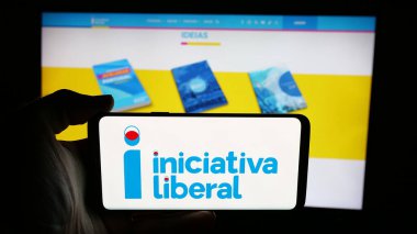 Stuttgart, Almanya - 07-18-2025: Portekizli parti Iniciativa Liberal 'in logosunun bulunduğu cep telefonu web sayfası önünde ekranda. Telefon ekranına odaklan.