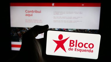 Stuttgart, Almanya - 07-18-2025: Portekizli parti Bloco de Esquerda 'nın logosunun bulunduğu cep telefonu web sayfası önünde ekranda. Telefon ekranına odaklan.