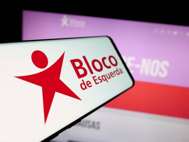 Stuttgart, Almanya - 07-18-2025: İnternet sitesi önünde ekranda Portekizli Bloco de Esquerda (BE) partisinin logosuna sahip akıllı telefon. Telefon ekranının merkezine odaklan.