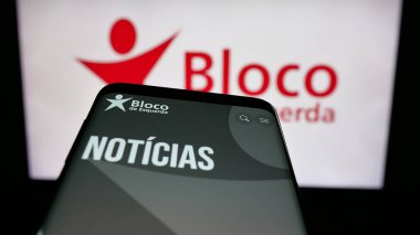 Stuttgart, Almanya - 07-18-2025: Portekizli Bloco de Esquerda (BE) partisinin web sitesi logonun önünde ekranda. Telefon ekranının sol üst kısmına odaklan.