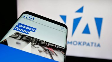 Stuttgart, Almanya - 07-18-2025: Yunan siyasi partisi Nea Dimokratia 'nın (ND) web sitesiyle birlikte logo önünde cep telefonu. Telefon ekranının sol üst kısmına odaklan.