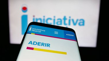 Stuttgart, Almanya - 07-18-2025: Portekizli parti Iniciativa Liberal 'in (IL) web sitesi logonun önünde ekranda. Telefon ekranının sol üst kısmına odaklan.