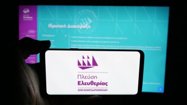 Stuttgart, Almanya - 07-21-2025: Yunan siyasi partisi Plefsi Eleftherias 'ın logosunun bulunduğu cep telefonu web sitesinin önünde. Telefon ekranına odaklan.