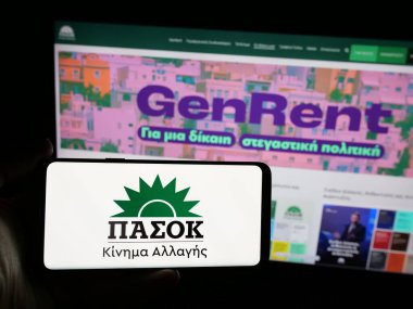 Stuttgart, Almanya - 07-21-2025: Parti logosu olan akıllı telefon sahibi Panellinio Sosialistiko Kinima (PASOK) web sitesinin önünde ekranda. Telefon ekranına odaklan.