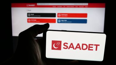 Stuttgart, Almanya - 07-23-2025: Türk siyasi partisi Saadet Partisinin logosunu taşıyan cep telefonu İnternet sayfası önünde ekranda. Telefon ekranına odaklan.