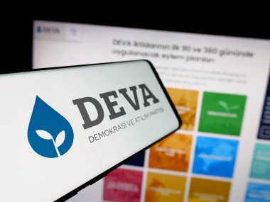Stuttgart, Almanya - 07-23-2025: İnternet sitesi önünde Demokrasi ve Atilim Partisi (DEVA) logosuna sahip akıllı telefon. Telefon ekranının merkez soluna odaklan.