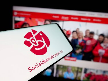 Stuttgart, Almanya - 07-23-2025: İnternet sitesi önünde Sveriges Socialdemokratiska Arbetareparti SAP logosuna sahip akıllı telefon. Telefon ekranının merkez soluna odaklan.