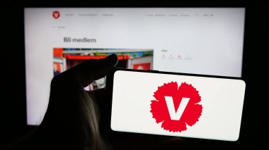 Stuttgart, Almanya - 07-24-2025: İsveç siyasi partisi Vansterpartiet 'in logosunun bulunduğu cep telefonu web sayfası önünde ekranda. Telefon ekranına odaklan.