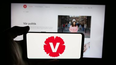 Stuttgart, Almanya - 07-24-2025: İsveç siyasi partisi Vansterpartiet 'in logosunun bulunduğu cep telefonu web sayfası önünde ekranda. Telefon ekranına odaklan.