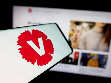 Stuttgart, Almanya - 07-24-2025: İnternet sitesi önünde üzerinde İsveç siyasi partisi Vansterpartiet logosu bulunan akıllı telefon. Telefon ekranının merkez soluna odaklan.