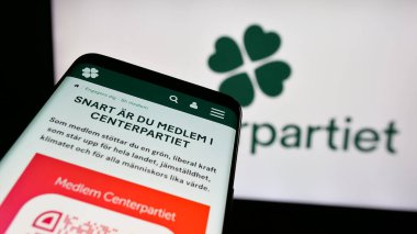 Stuttgart, Almanya - 07-24-2025: İsveç siyasi partisi Centerpartiet 'in web sitesinin bulunduğu cep telefonu logonun önünde ekranda. Telefon ekranının sol üst kısmına odaklan.