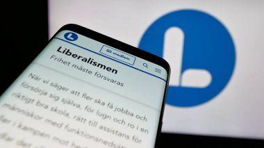 Stuttgart, Almanya - 07-24-2025: İsveç siyasi partisi Liberalerna 'nın web sitesi logonun önünde ekranda. Telefon ekranının sol üst kısmına odaklan.