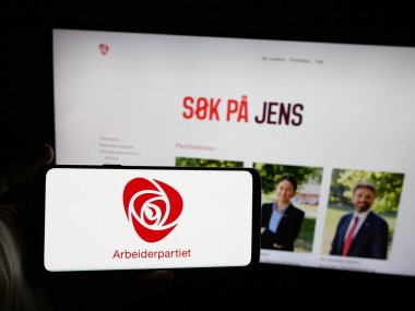 Stuttgart, Almanya - 07-24-2025: Web sitesi önünde Norveç siyasi partisi Arbeiderpartiet 'in logosunu taşıyan kişi. Telefon ekranına odaklan.