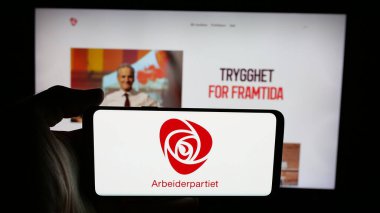 Stuttgart, Almanya - 07-24-2025: Norveç siyasi partisi Arbeiderpartiet 'in logosunun bulunduğu cep telefonu web sayfası önünde ekranda. Telefon ekranına odaklan.
