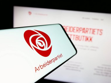 Stuttgart, Almanya - 07-24-2025: Web sitesinin önünde Norveçli siyasi parti Arbeiderpartiet logosu bulunan akıllı telefon. Telefon ekranının merkezine odaklan.