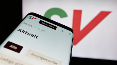 Stuttgart, Almanya - 07-24-2025: Sosialistisk Venstreparti (SV) web sitesinin bulunduğu cep telefonu logonun önünde ekranda. Telefon ekranının sol üst kısmına odaklan.