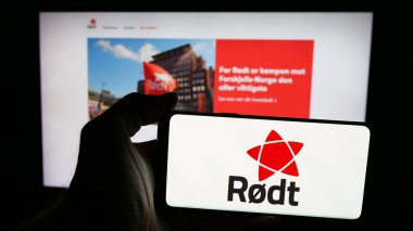 Stuttgart, Almanya - 07-24-2025: Norveç siyasi partisi Rodt 'un logosunun bulunduğu cep telefonu web sayfası önünde ekranda. Telefon ekranına odaklan.