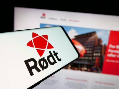 Stuttgart, Almanya - 07-24-2025: Web sitesi önünde Norveçli siyasi parti Rodt 'un logosuna sahip akıllı telefon. Telefon ekranının merkezine odaklan.