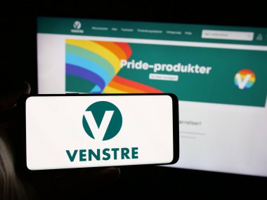Stuttgart, Almanya - 07-24-2025: Web sitesinin önündeki ekranda Norveç siyasi partisi Venstre 'nin logosunu taşıyan kişi. Telefon ekranına odaklan.