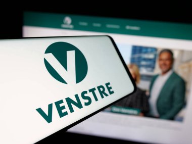 Stuttgart, Almanya - 07-24-2025: Web sitesinin önünde ekranda Norveçli siyasi parti Venstre logosu olan akıllı telefon. Telefon ekranının merkez soluna odaklan.