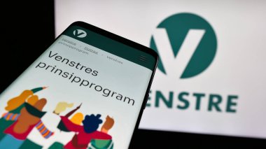 Stuttgart, Almanya - 07-24-2025: Logo önünde ekranda Norveç siyasi partisi Venstre 'nin web sitesi bulunan cep telefonu. Telefon ekranının sol üst kısmına odaklan.