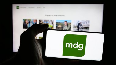 Stuttgart, Almanya - 07-24-2025: Norveç partisi Miljopartiet De Gronne 'un logosunun bulunduğu cep telefonu web sayfası önünde duruyor. Telefon ekranına odaklan.