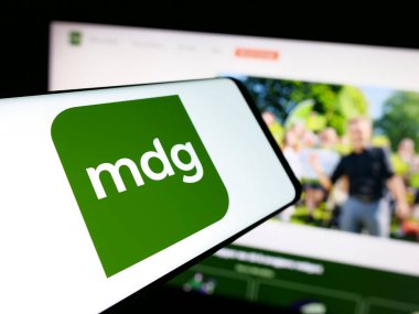 Stuttgart, Almanya - 07-24-2025: Web sitesinin önünde ekranda Norveç partisi Miljopartiet De Gronne 'un (MDG) logosuna sahip akıllı telefon. Telefon ekranının merkez soluna odaklan.