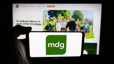 Stuttgart, Almanya - 07-24-2025: Norveç partisi Miljopartiet De Gronne 'un logosunun bulunduğu cep telefonu web sayfası önünde. Telefon ekranına odaklan.