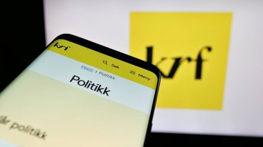 Stuttgart, Almanya - 07-24-2025: Norveç partisi Kristelig Folkeparti 'nin (KrF) web sitesinin bulunduğu cep telefonu logonun önünde ekranda. Telefon ekranının sol üst kısmına odaklan.